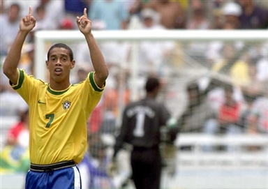 包含瑞士国际足坛:意大利大师普拉蒂尼亲赴巴黎圣日尔曼的词条