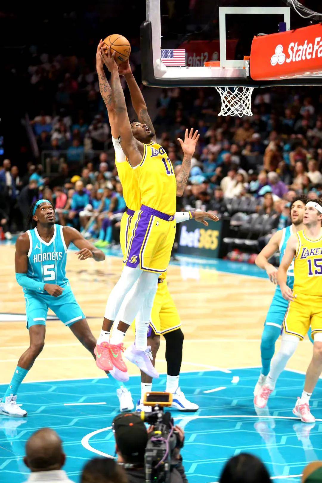 快船队主场大胜湖人,取得四连胜