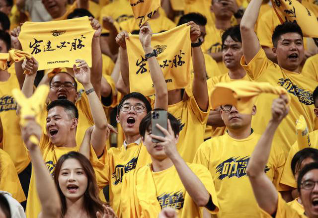 球迷们热情支持球队，创造浓厚的比赛氛围