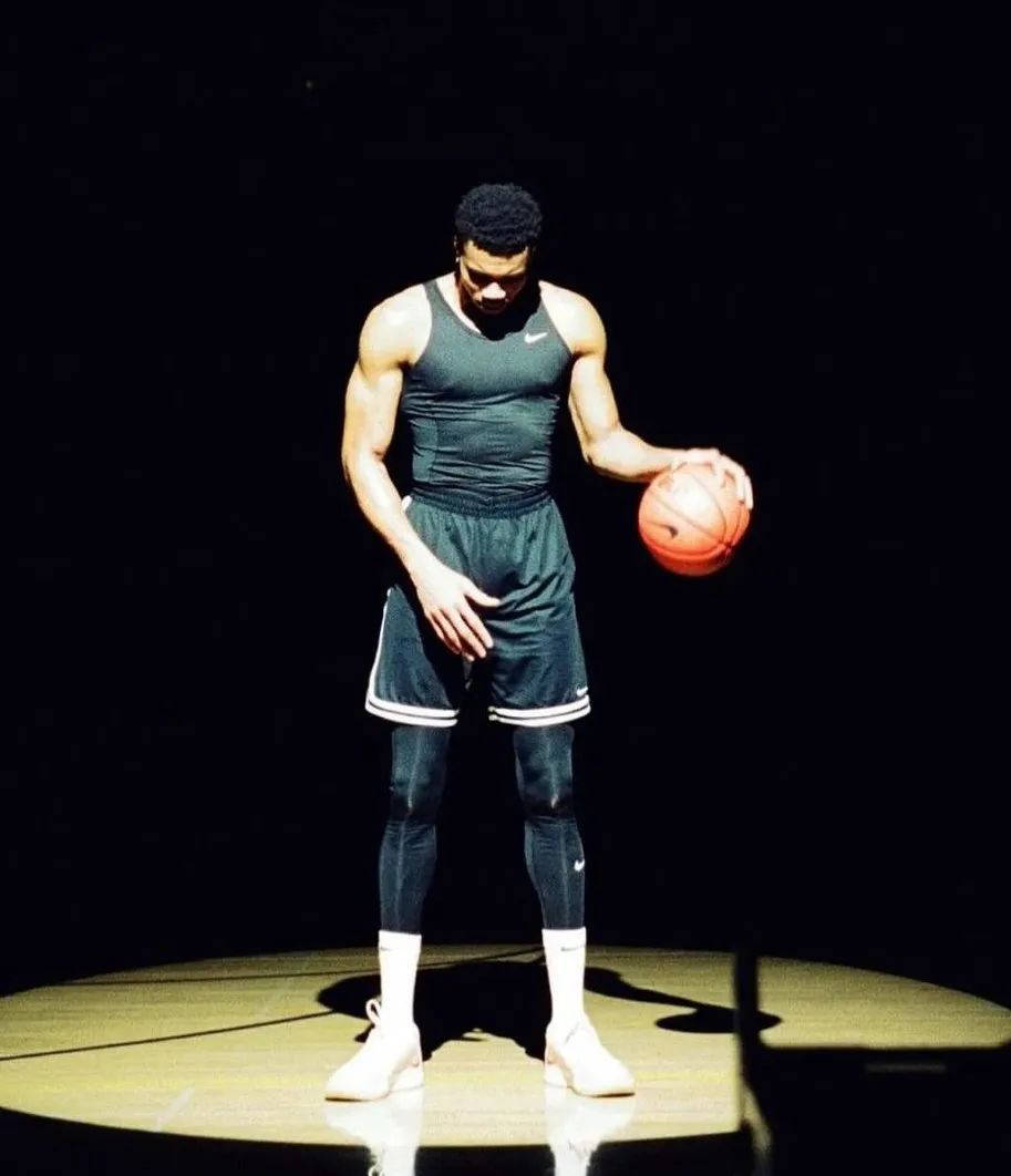 字母哥迎来二十赛季出色发挥,巴黎圣日耳曼观众热烈欢呼!的简单介绍